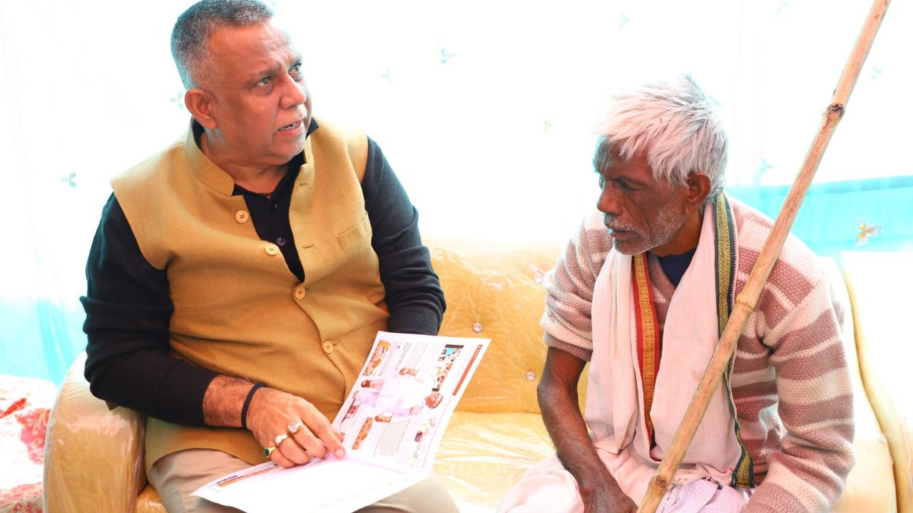 बाबू हमारे लिए तो वो किसी देवता से'... सलेमपुर में इस शख्स की क्यों हो रही है चर्चा